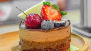 Jednoporcjowy czekoladowy mus na czekoladowym ciastku