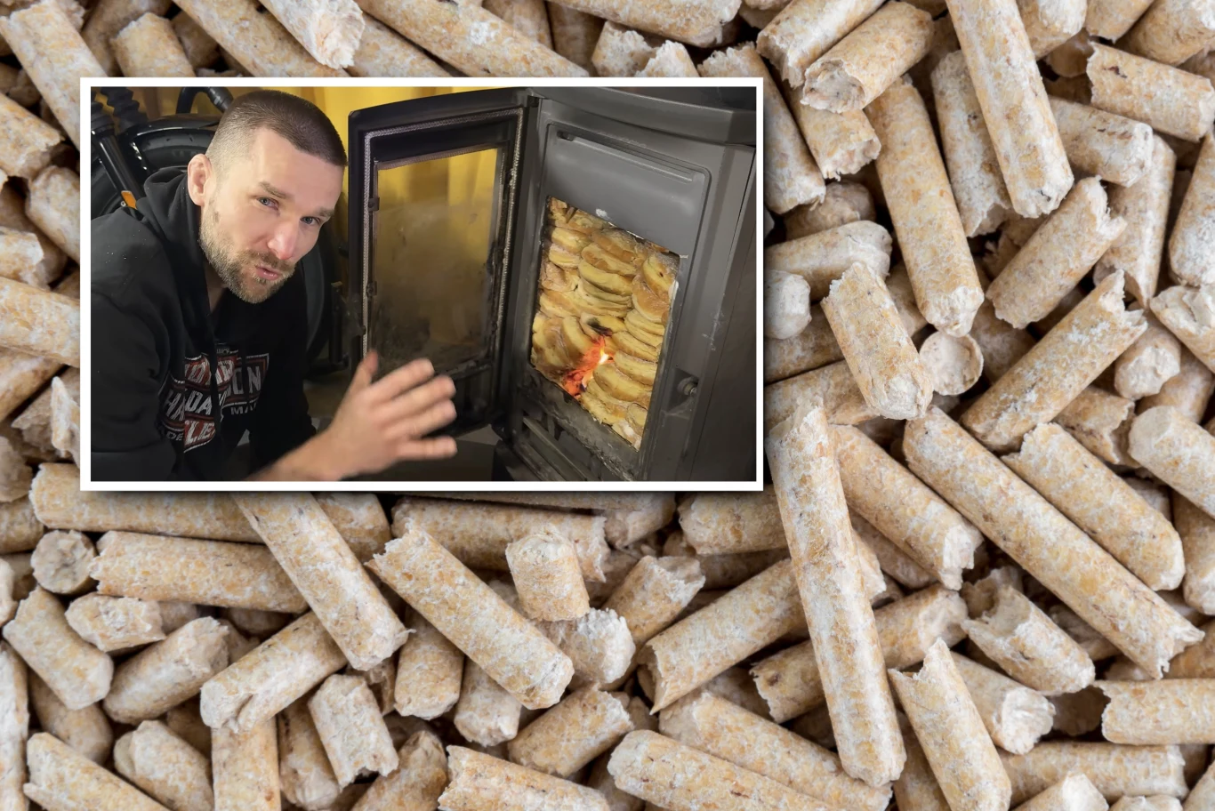 Czy pellet można zastąpić pączkami? Mężczyzna wyjaśniający obsługę pieca na pellet na tle dużej ilości granulowanego paliwa drzewnego.