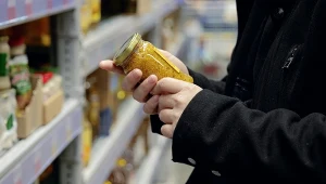 Producenci żywności mają swoje triki, dzięki którym konsumenci chętniej sięgają po pewne produkty. Większość z nich to żywność przetworzona