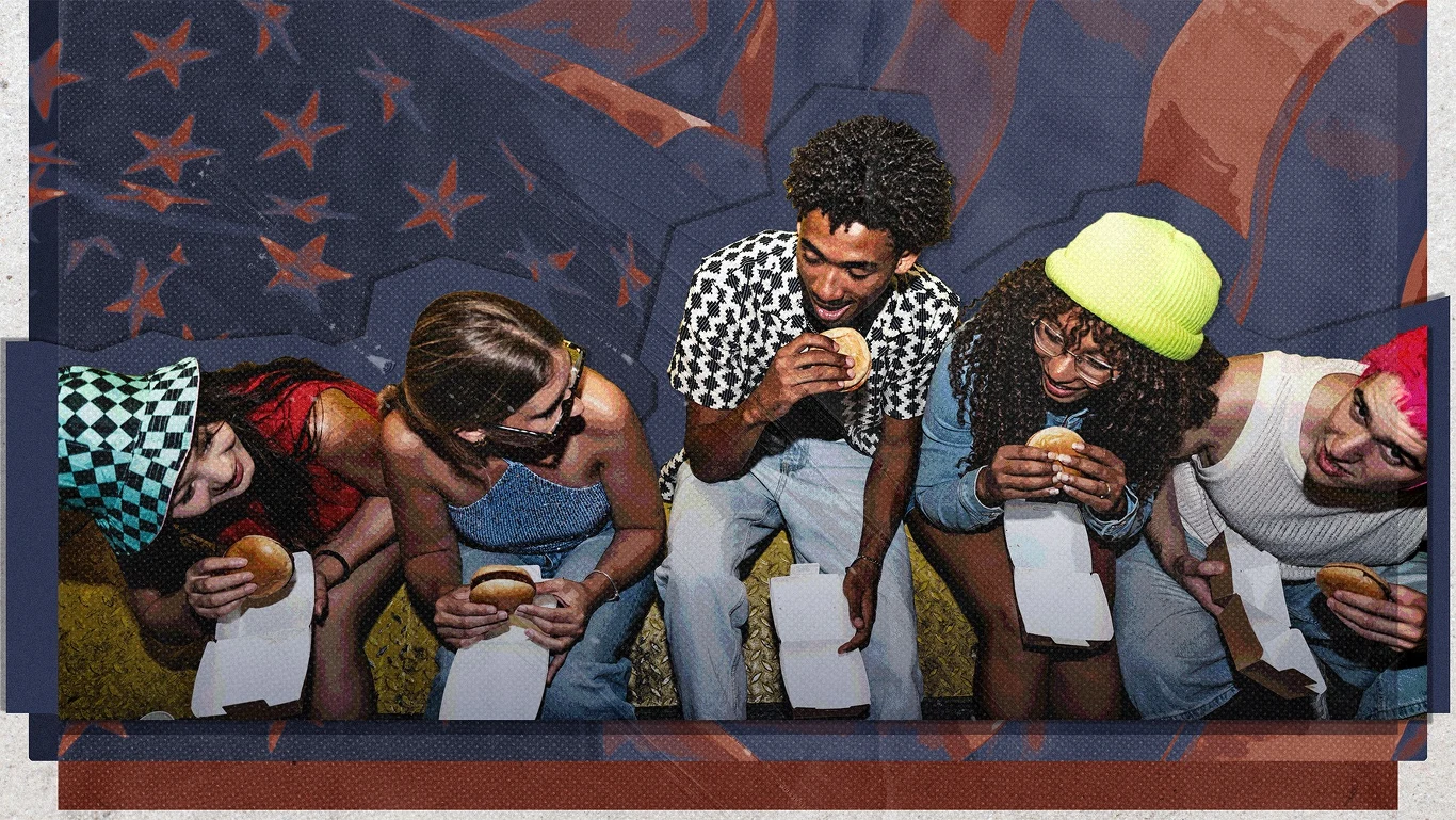 Amerykanie odchodzą od fast foodów. Grafika: Aleksandra Włodarczyk Grupa młodych osób siedzi razem na ławce, każdy trzyma hamburgera i kartonowe opakowanie, śmieją się i spędzają wspólnie czas, w tle widoczny motyw flagi amerykańskiej.