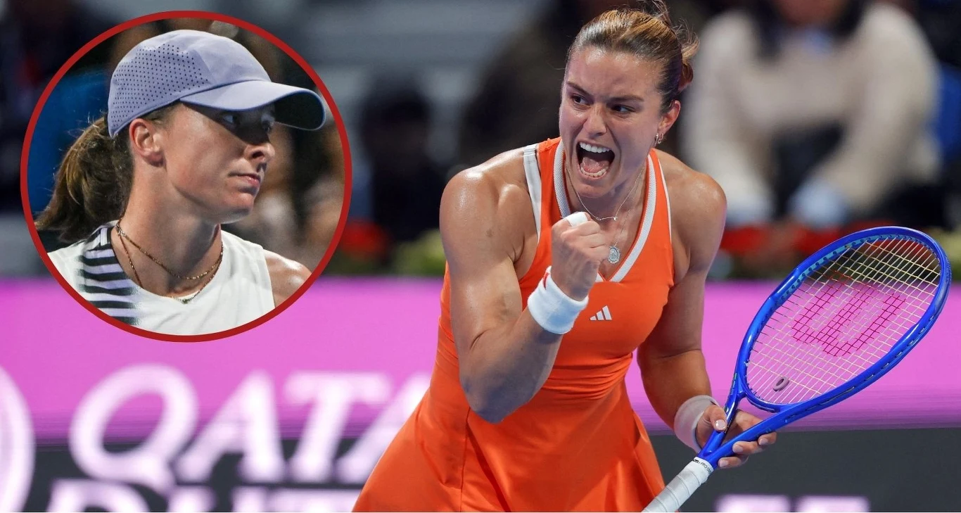 Maria Sakkari tym razem okazała się za silna dla Igi Świątek. Bilans gier między nimi wynosi od dzisiaj 4:4 Tenisistka w pomarańczowym stroju z zaciśniętą pięścią w geście triumfu trzyma rakietę tenisową, w tle widzowie. W okręgu po lewej kobieta w czapce z daszkiem i sportowym stroju wydaje się być skupiona lub zamyślona.