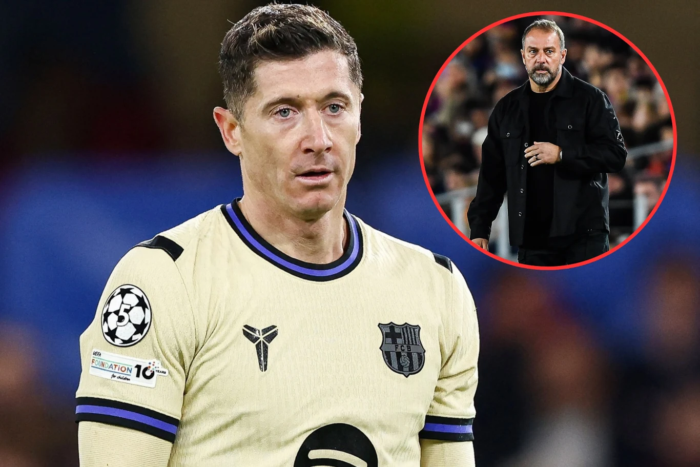 Piłkarz w jasnej koszulce klubu FC Barcelona z widocznym logo Ligi Mistrzów stoi na boisku, w tle okrągła wstawka z postacią mężczyzny w ciemnej kurtce na stadionie.