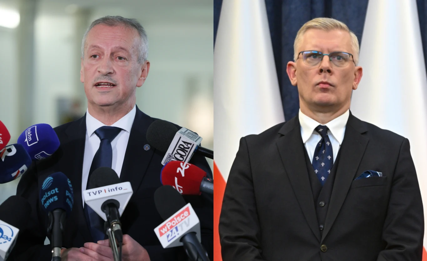 Jacek Dobrzyński uderza w prof. Sławomira Cenckiewicza Dwóch mężczyzn w garniturach w oficjalnych okolicznościach, z lewej strony osoba przemawia do mikrofonów z logo stacji telewizyjnych, z prawej strony postać na tle flag państwowych.