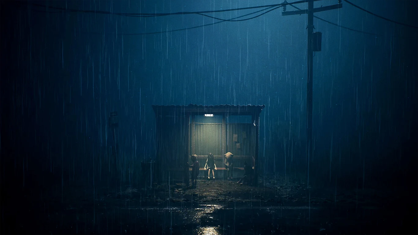 Mała grupa osób stoi pod daszkiem w deszczowy wieczór, schroniona pod jasnym światłem, otoczona ciemnością i liniami wysokiego napięcia.