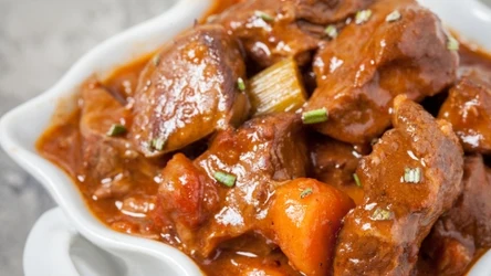 Gulasz wołowy potrzebuje cierpliwości i długiego czasu gotowania, aby wyszedł miękki 