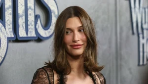 Hailey Bieber poszła na całość. Prześwitująca suknia sporo odsłoniła
