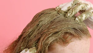 Moje włosy mniej się przetłuszczają, są grubsze i lśniące. Sekret? "Błoto"