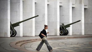 Moskwa, kobieta przechodząca obok "Muzeum Zwycięstwa" 