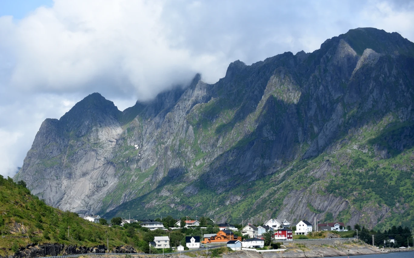 Norwegia zachwyca fiordami, surowymi krajobrazami oraz zorzą polarną 