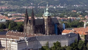 Największy kompleks zamkowy na świecie. Wewnątrz zmieściła się katedra