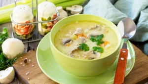 Sycąca zupa papieska z mięsnymi pulpecikami. Pomysł na pyszny obiad