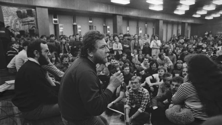 Piotr Kaczkowski podczas Rockowiska w Łodzi w 1983 r.