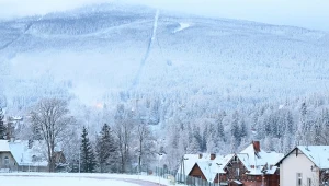 Ten polski kurort nazywają "małą Szwajcarią". Lubią go seniorzy i narciarze