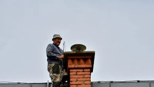 Nie brudzi komina i długo się pali. Ulubione drewno kominiarzy