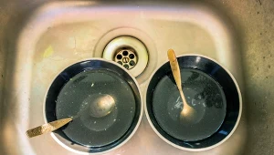 Genialny patent na zapychający się zlew. Wystarczy chwila