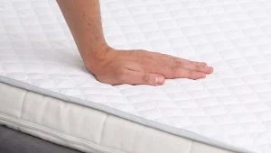 Materac będzie świeży i pachnący. Domowa pasta usunie każdą plamę