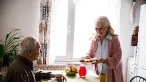 Seniorze, jesz śnidanie o tej porze? Konsekwencje mogą być poważne