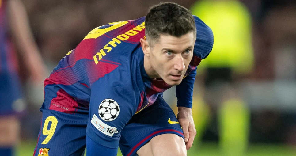 Robert Lewandowski Piłkarz w stroju FC Barcelony z numerem 9 schyla się, koncentrując przed akcją na meczu. Na ramieniu opaska z logo Ligi Mistrzów.