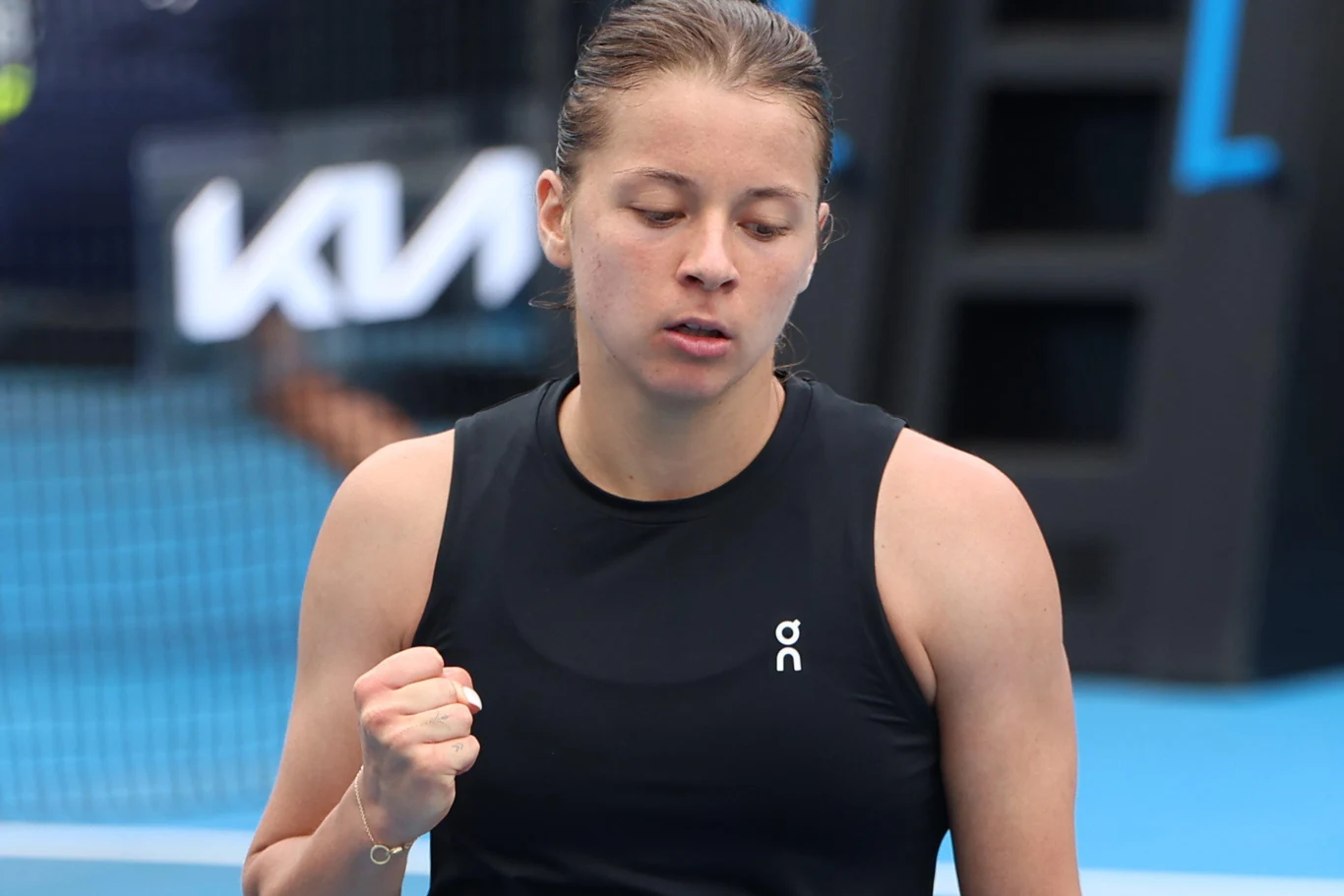 Maja Chwalińska walczyła o awans do półfinału WTA 125 w Oeiras Zbliżenie na tenisistkę w czarnej koszulce, która wykonuje gest zaciśniętej pięści, wyrażając emocje oraz determinację podczas meczu na niebieskim korcie.