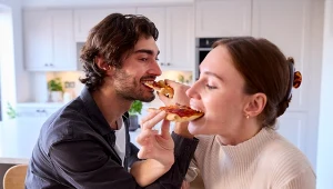 Co wspólnego mają seriale z lat 90. z zajadaniem stresu, smutku i samotności?