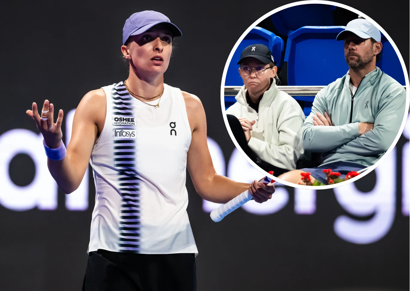 Wkrótce może dojść do wielkiej zmiany w sztabie Igi Świątek Zawodniczka tenisowa w stroju sportowym z rakietą podczas meczu na korcie, niepokój lub niezadowolenie na twarzy. W prawym górnym rogu kadr z dwojgiem widzów siedzących na trybunach, skoncentrowanych na grze.