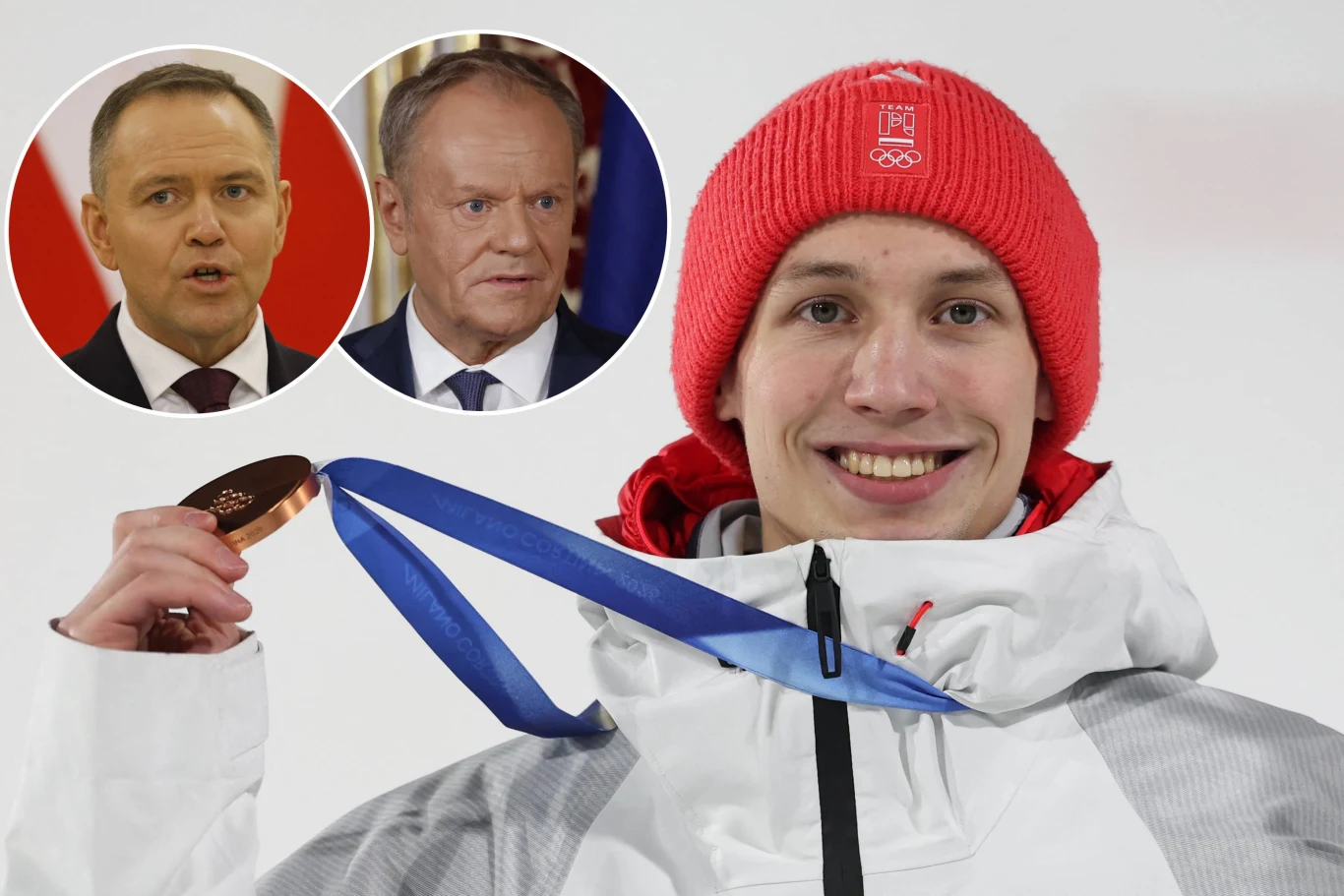 Kacper Tomasiak zdobył brązowy medal. Donald Tusk i Karol Nawrocki ruszyli z gratulacjami Zawodnik w białej kurtce i czerwonej czapce trzyma brązowy medal. W tle widoczne dwa okrągłe portrety mężczyzn w garniturach.