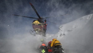 Tragedia w zimowym kurorcie. Jeździli poza trasą, porwała ich lawina