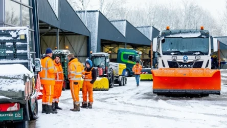 Odśnieżanie ulic w czasie zimy wiąże się z sypaniem na nie soli