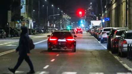 Piesi są szczególnie narażeni po zmroku, bo właśnie wtedy ginie ich na drogach wyjątkowo dużo.