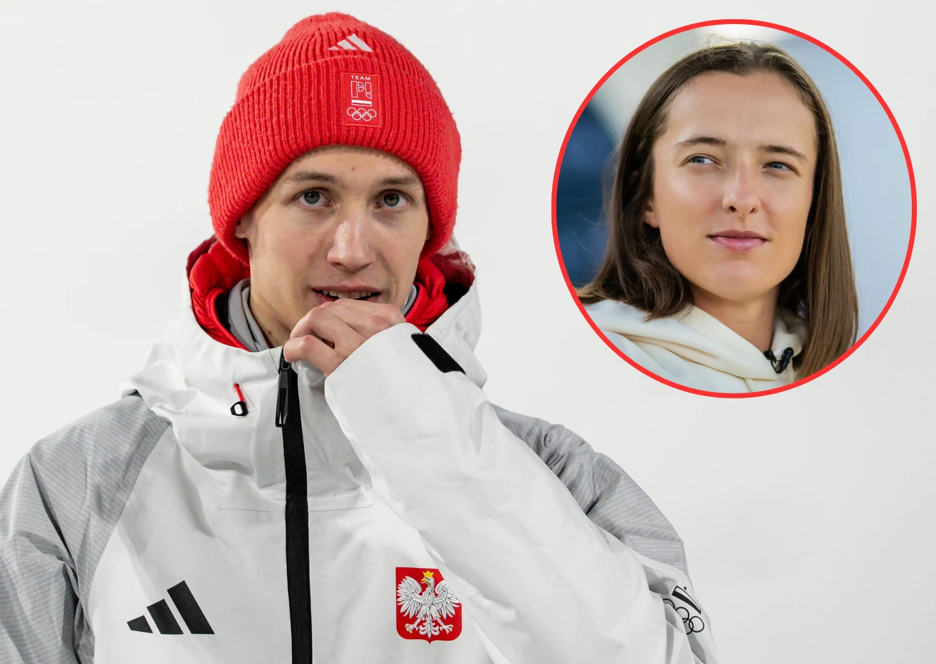 Iga Świątek znów pogratulowała Kacprowi Tomasiakowi Sportowiec w zimowej kurtce z nar emblemą Polski oraz czerwonej czapce, stojący na jasnym tle. W prawym górnym rogu okrągłe wstawienie ze zbliżeniem twarzy kobiety o poważnym wyrazie.