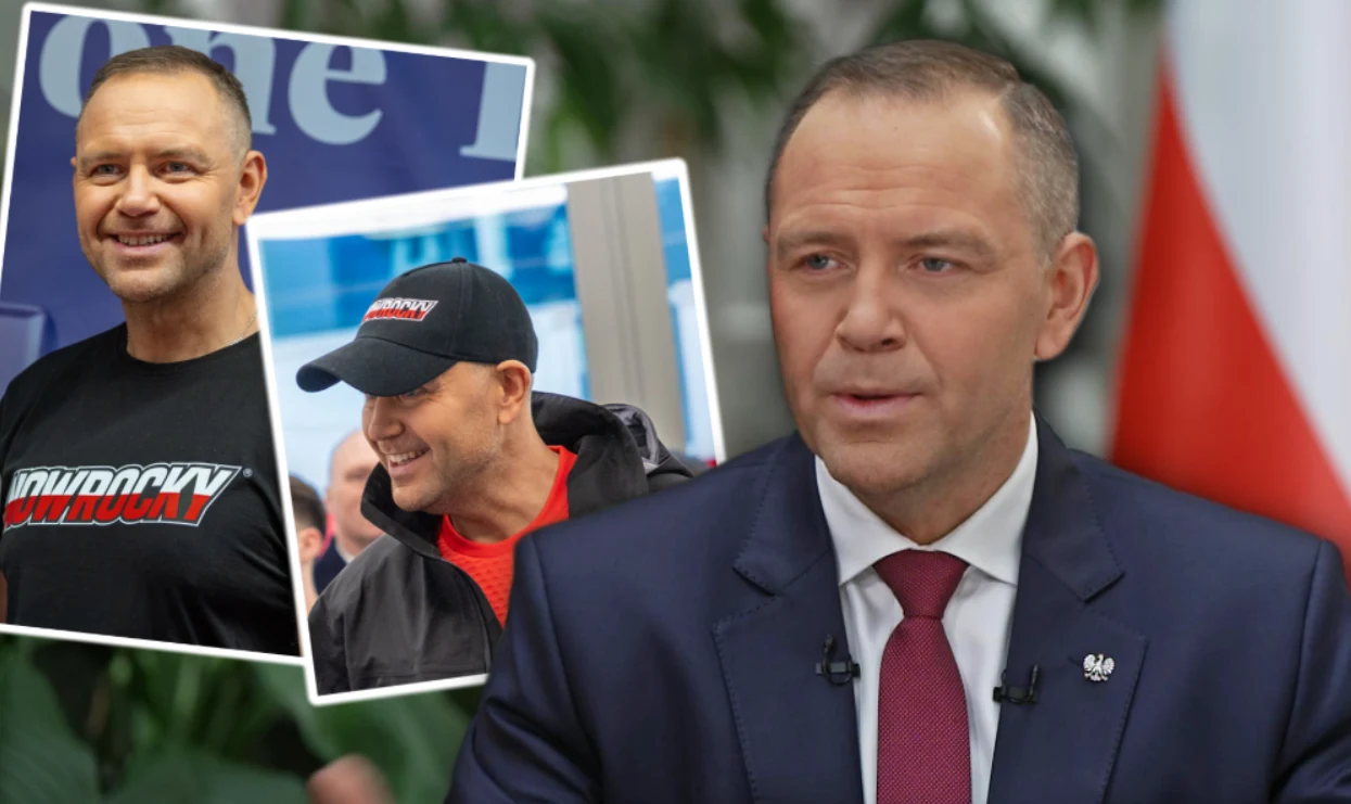 Kontrowersje wokół marki Nawrocky. Prezydent odniósł się do rejestracji znaku towarowego Mężczyzna w garniturze z przypinką siedzi przed mikrofonem, obok dwie wstawki ze zdjęciami tego samego człowieka w sportowym ubraniu, uśmiechniętego, w tle niebieskie i zielone elementy.