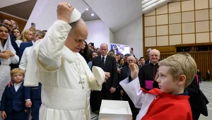 Niezapomniana audiencja. Ministrant z Polski wymienił piuskę z papieżem