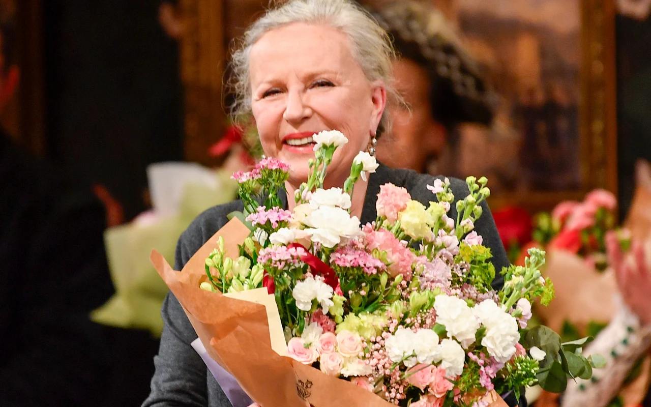Krystyna Janda z bukietem kwiatów
