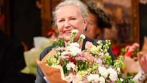 Krystyna Janda z bukietem kwiatów