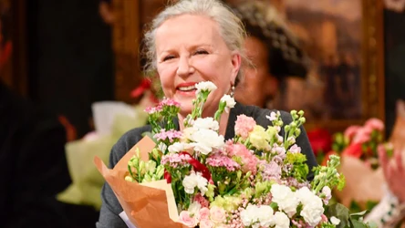 Krystyna Janda z bukietem kwiatów