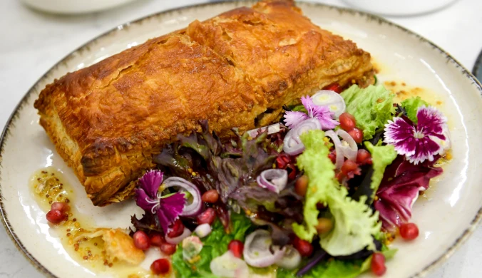 Wykwintny, a prosty w wykonaniu - łosoś w cieście francuskim z brokułowym farszem, od Karoliny Stolarskiej-Bigos