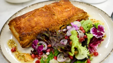 Wykwintny, a prosty w wykonaniu - łosoś w cieście francuskim z brokułowym farszem, od Karoliny Stolarskiej-Bigos