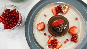 Czekoladowo-czekoladowy deser jak z najlepszej cukierni. Miękkie ciastko z puszystym musem - od Karoliny Stolarskiej-Bigos