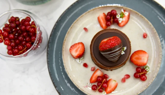 Czekoladowo-czekoladowy deser jak z najlepszej cukierni. Miękkie ciastko z puszystym musem - od Karoliny Stolarskiej-Bigos