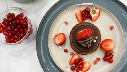 Czekoladowo-czekoladowy deser jak z najlepszej cukierni. Miękkie ciastko z puszystym musem - od Karoliny Stolarskiej-Bigos