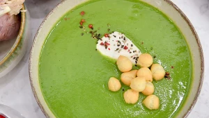 Zielona zupa krem Karoliny Stolarskiej-Bigos. Z domowym groszkiem ptysiowym - lepszym i tańszym od tego ze sklepu