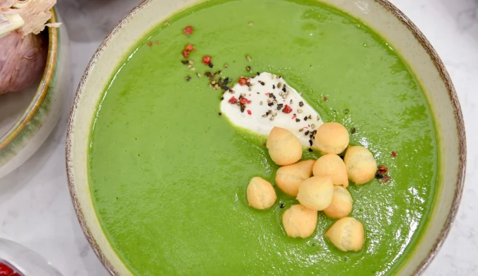 Zielona zupa krem Karoliny Stolarskiej-Bigos. Z domowym groszkiem ptysiowym - lepszym i tańszym od tego ze sklepu