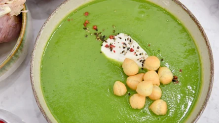 Zielona zupa krem Karoliny Stolarskiej-Bigos. Z domowym groszkiem ptysiowym - lepszym i tańszym od tego ze sklepu