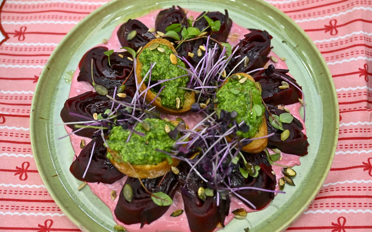 Sałatka z marynowanych buraków z buraczanym majonezem i pietruszkowym pesto Sałatka z marynowanych buraków z buraczanym majonezem i pietruszkowym pesto