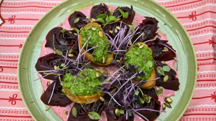 Sałatka z marynowanych buraków z buraczanym majonezem i pietruszkowym pesto