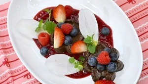 ​Czekoladowy ganache i malinowy coulis. Dwa filary walentynkowej słodyczy według Jurka Sobieniaka