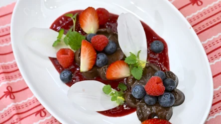 Czekoladowy ganache i malinowy coulis