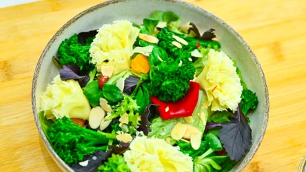 Ta odmiana brokuła to prawdziwy hit. Mateusz Gessler serwuje go w kolorowej sałatce z cytrusami, dojrzewającym serem i dressingiem