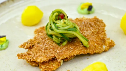 ​Złocisty okoń w otrębowo-parmezanowej panierce. Piątkowy klasyk w aranżacji Mateusza Gesslera 