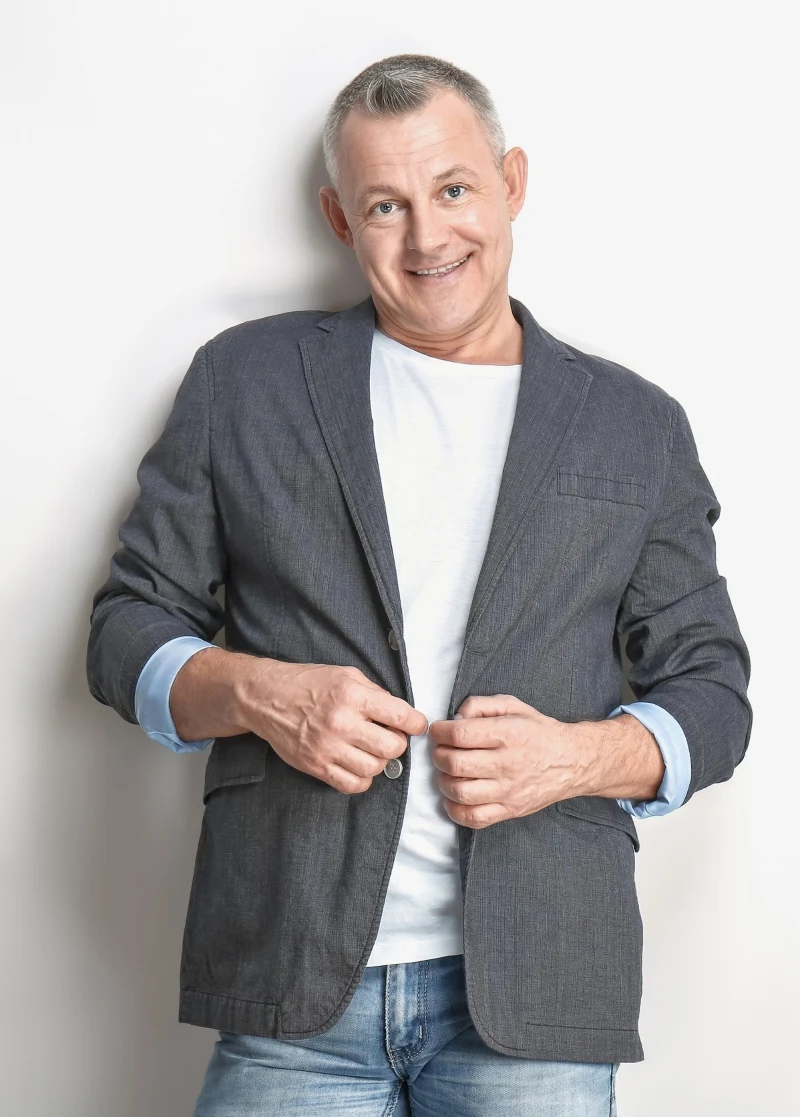 Mężczyzna w rozpiętej marynarce